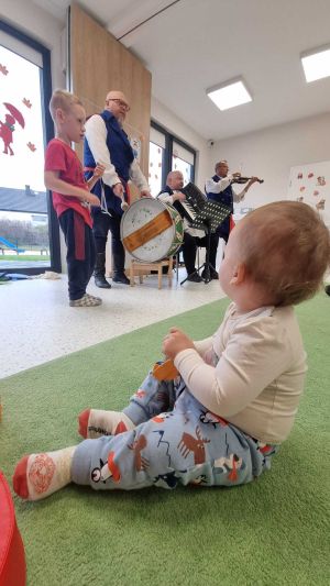 dzieci słuchają muzycznej audycji